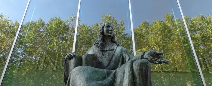 Statues at High Court